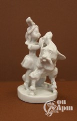 Скульптура "Мальвина и пудель Артемон"